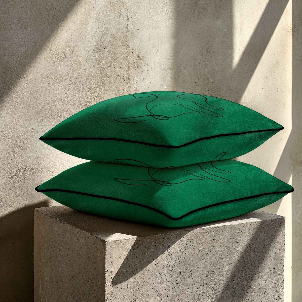 Dog | Sustainable Velvet Cushion - Emerald Green 40 x 40 cm Standard by Izabela Peters