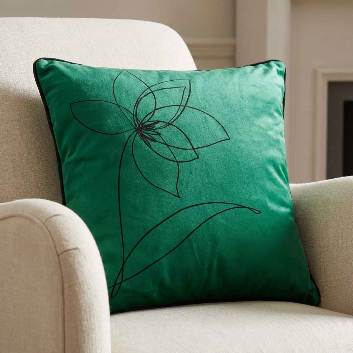 Flower | Sustainable Velvet Cushion - Emerald Green 40 x 40 cm Piped by Izabela Peters