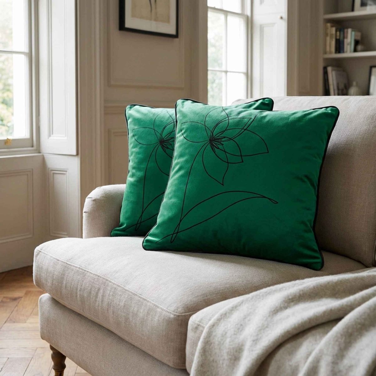 Flower | Sustainable Velvet Cushion - Emerald Green 40 x 40 cm Standard by Izabela Peters