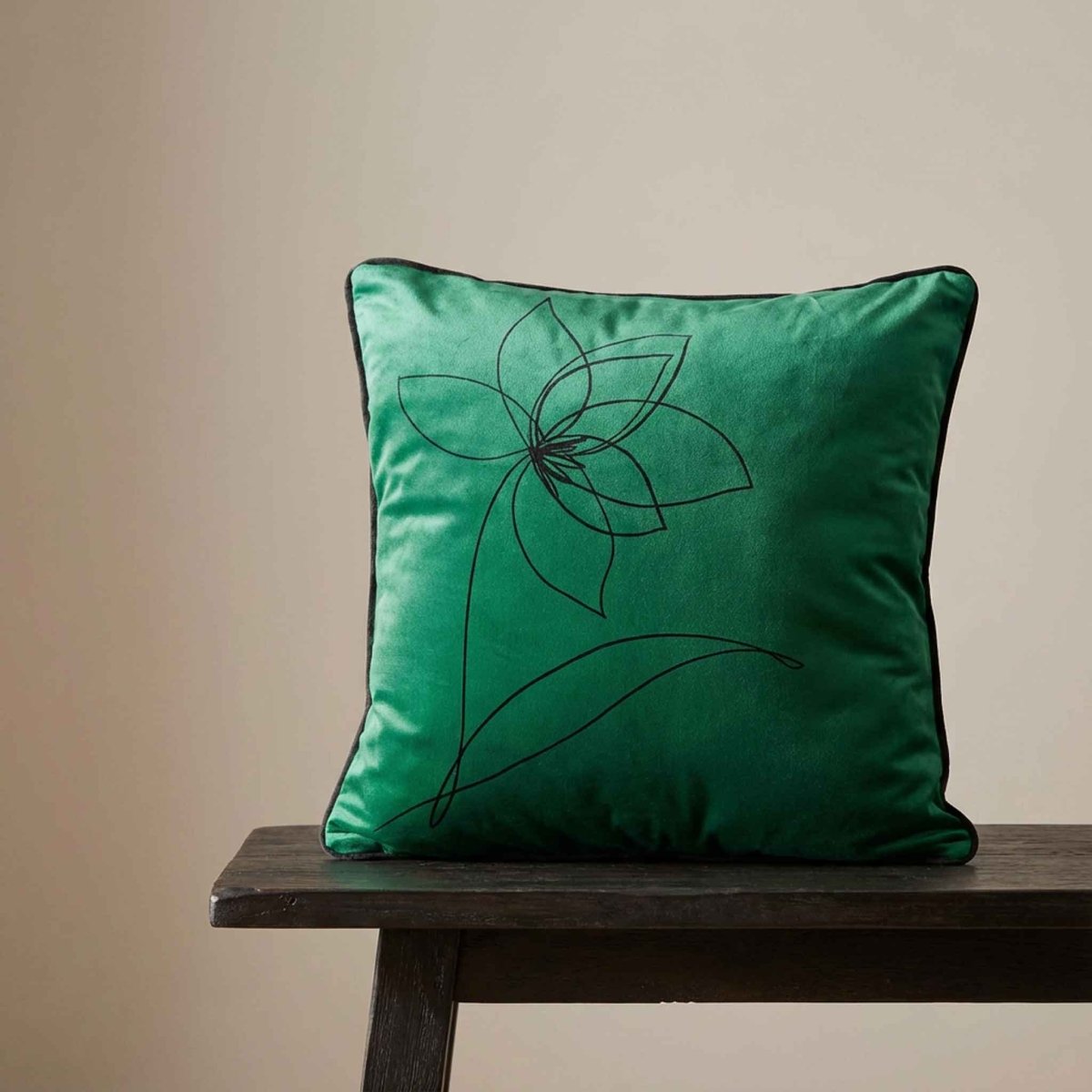 Flower | Sustainable Velvet Cushion - Emerald Green 40 x 40 cm Standard by Izabela Peters