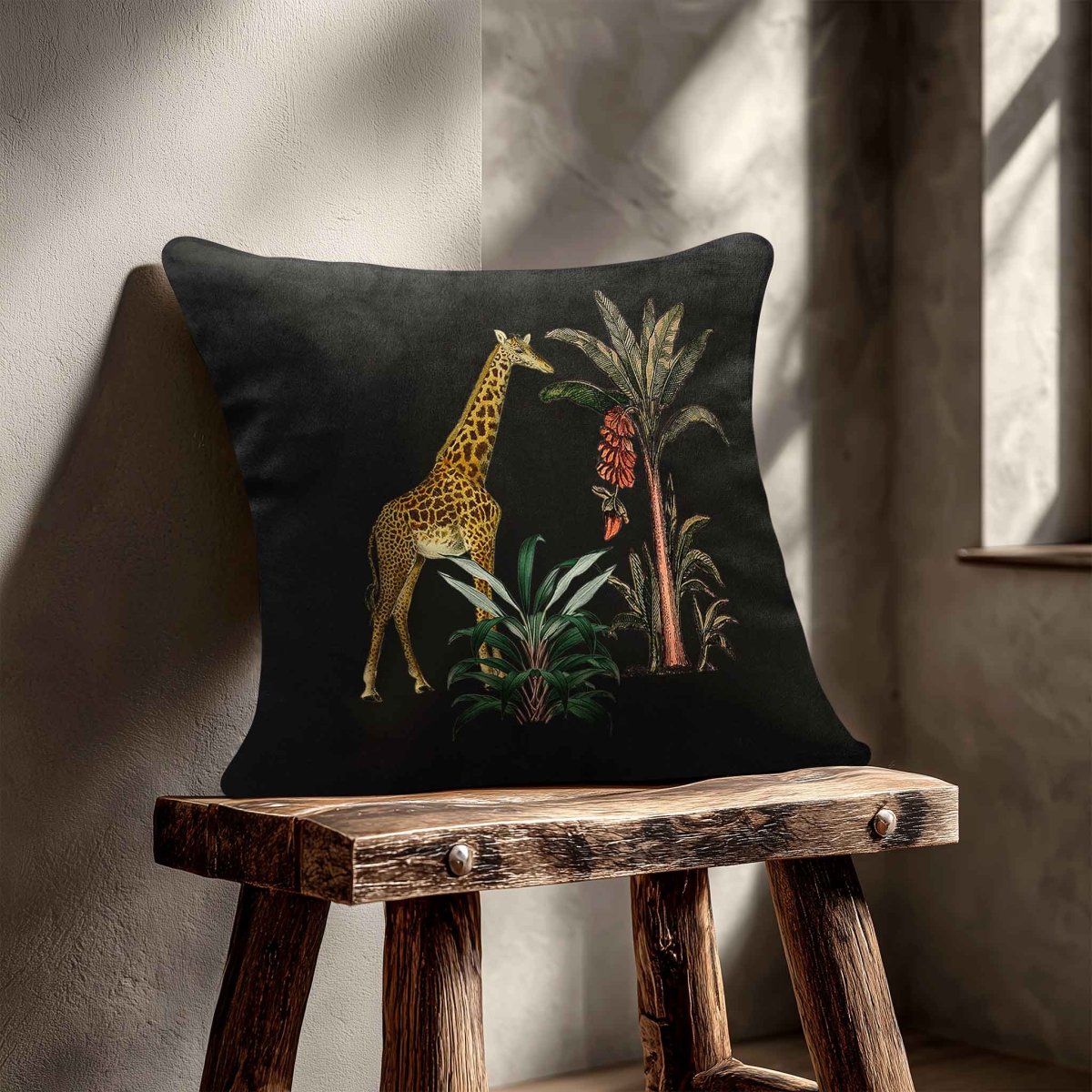Giraffe | Sustainable Velvet Cushion - Charcoal 40 x 40 cm Standard by Izabela Peters