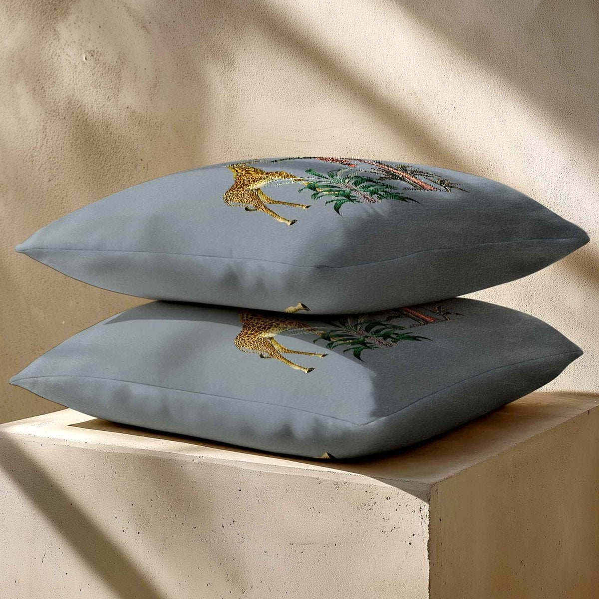 Giraffe | Sustainable Velvet Cushion - French Grey 40 x 40 cm Standard by Izabela Peters