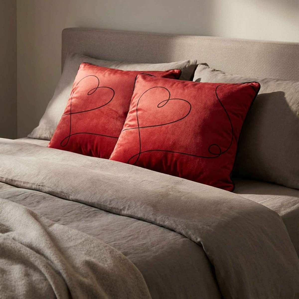 Heart | Sustainable Velvet Cushion - Crimson Muse 40 x 40 cm Standard by Izabela Peters