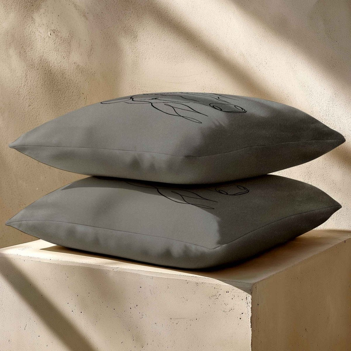 Horse | Sustainable Velvet Cushion - Beluga 40 x 40 cm Standard by Izabela Peters