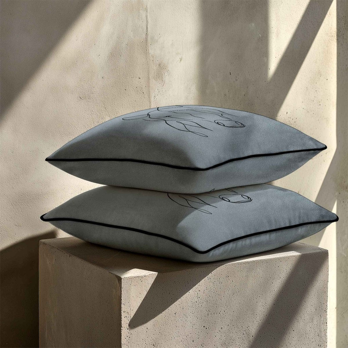 Horse | Sustainable Velvet Cushion - French Grey 40 x 40 cm Standard by Izabela Peters