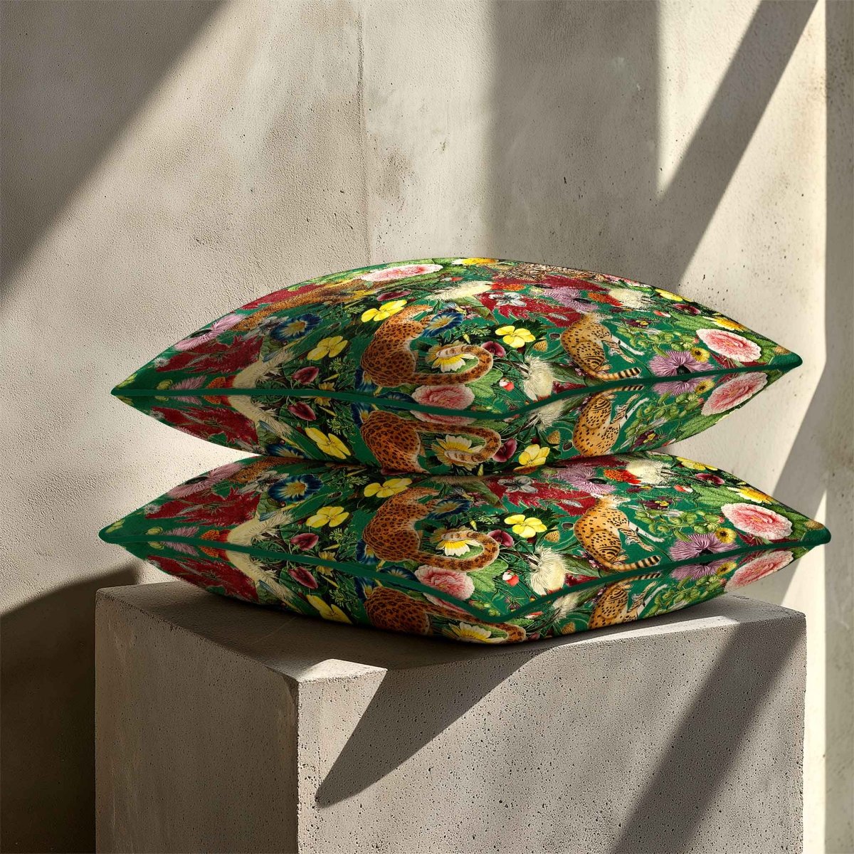 Junglescape | Sustainable Velvet Cushion - Emerald Green 40 x 40 cm Standard by Izabela Peters