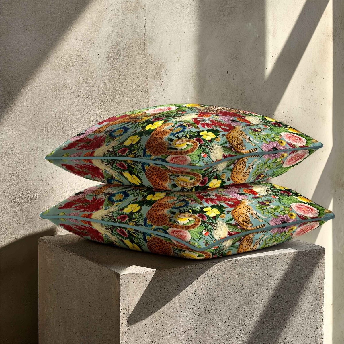 Junglescape | Sustainable Velvet Cushion - Blue Surf 40 x 40 cm Standard by Izabela Peters