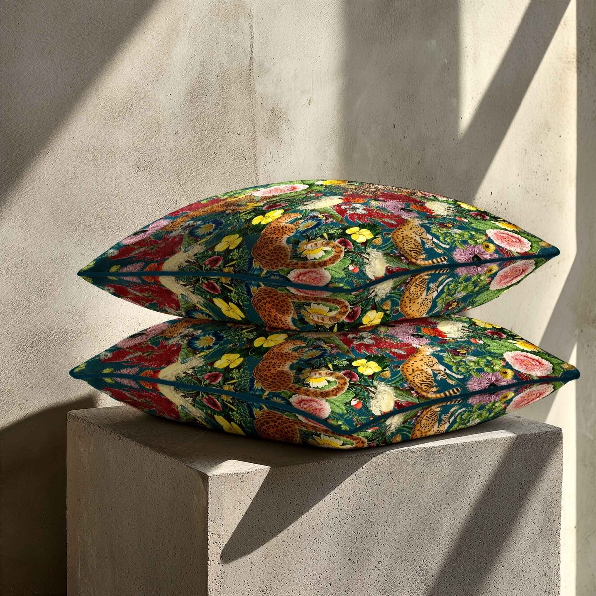 Junglescape | Sustainable Velvet Cushion - Teal 40 x 40 cm Standard by Izabela Peters