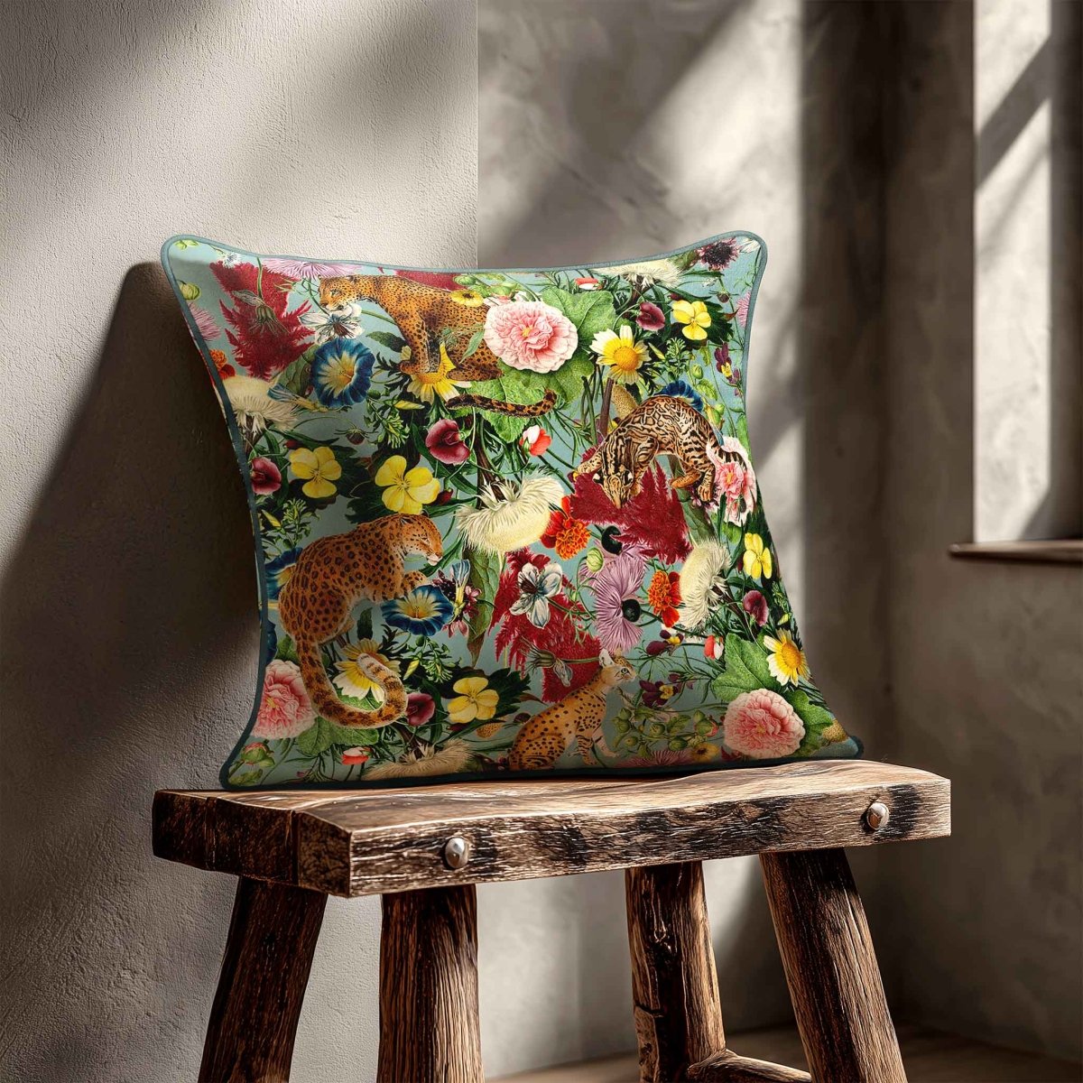 Junglescape | Sustainable Velvet Cushion - Blue Surf 40 x 40 cm Standard by Izabela Peters