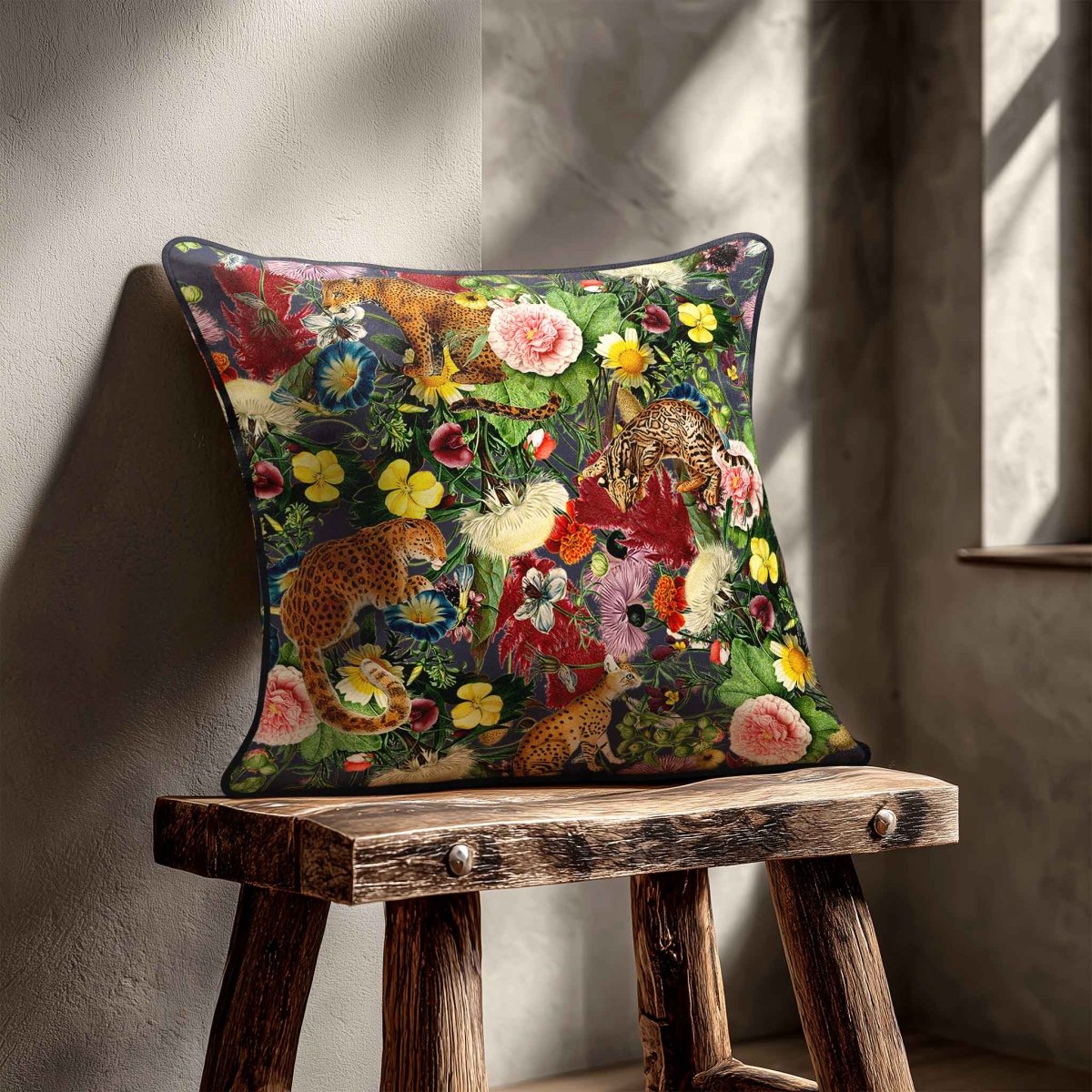 Junglescape | Sustainable Velvet Cushion - Graphite 40 x 40 cm Standard by Izabela Peters