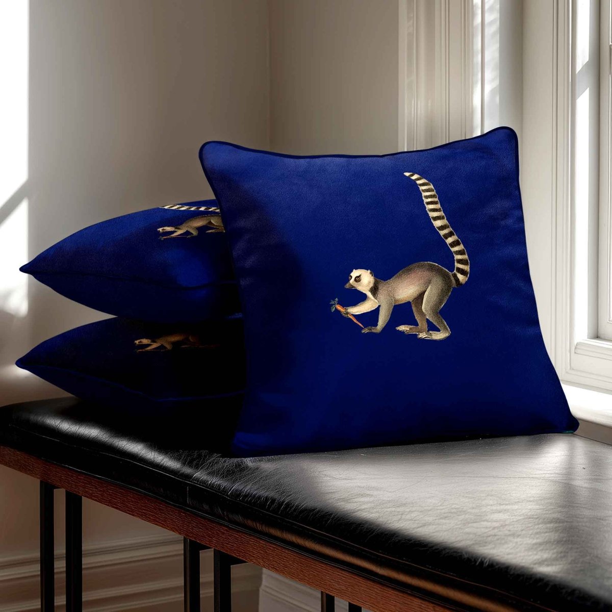 Lemur | Sustainable Velvet Cushion - Midnight 40 x 40 cm Standard by Izabela Peters
