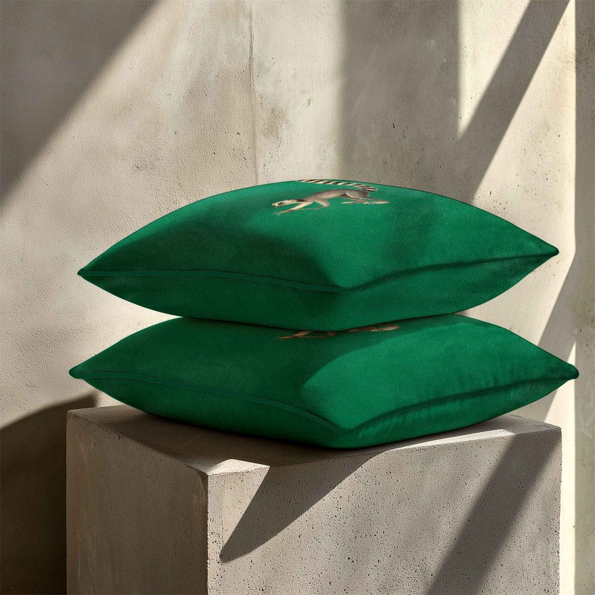 Lemur | Sustainable Velvet Cushion - Emerald Green 40 x 40 cm Standard by Izabela Peters