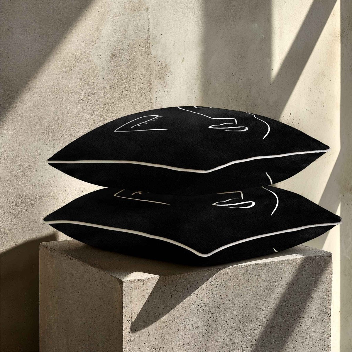Open Face | Sustainable Velvet Cushion - Black & White 40 x 40 cm Standard by Izabela Peters