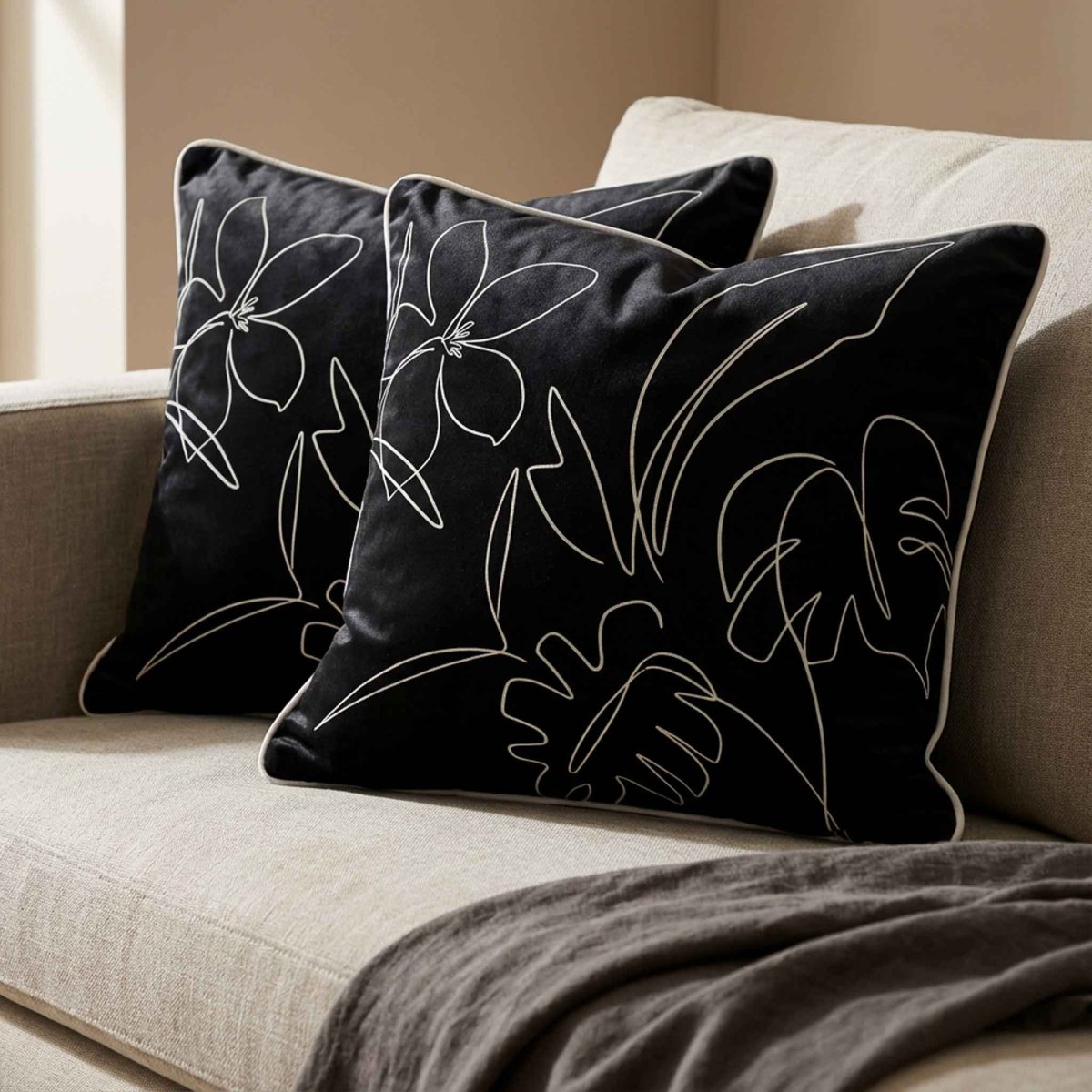 Palm and Leaves | Sustainable Velvet Cushion - Black & White 40 x 40 cm Standard by Izabela Peters