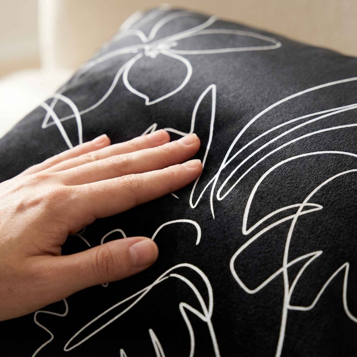 Palm and Leaves | Sustainable Velvet Cushion - Black & White 40 x 40 cm Standard by Izabela Peters