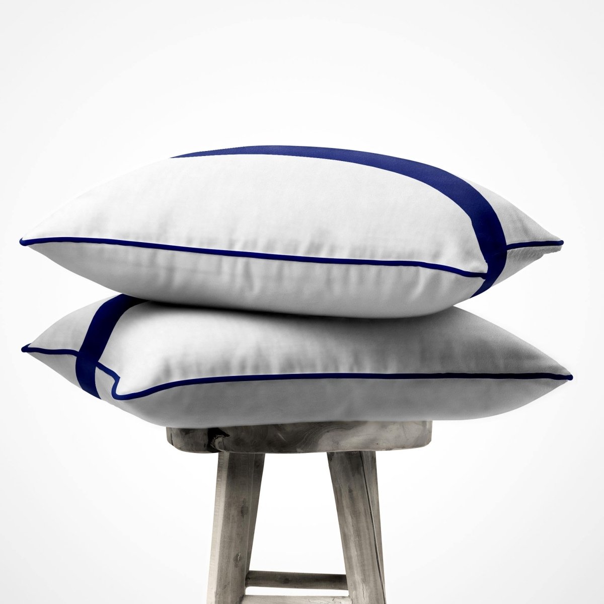 1 Stripe | Sustainable Velvet Cushion with Piping - Midnight 40 x 40 cm by Izabela Peters