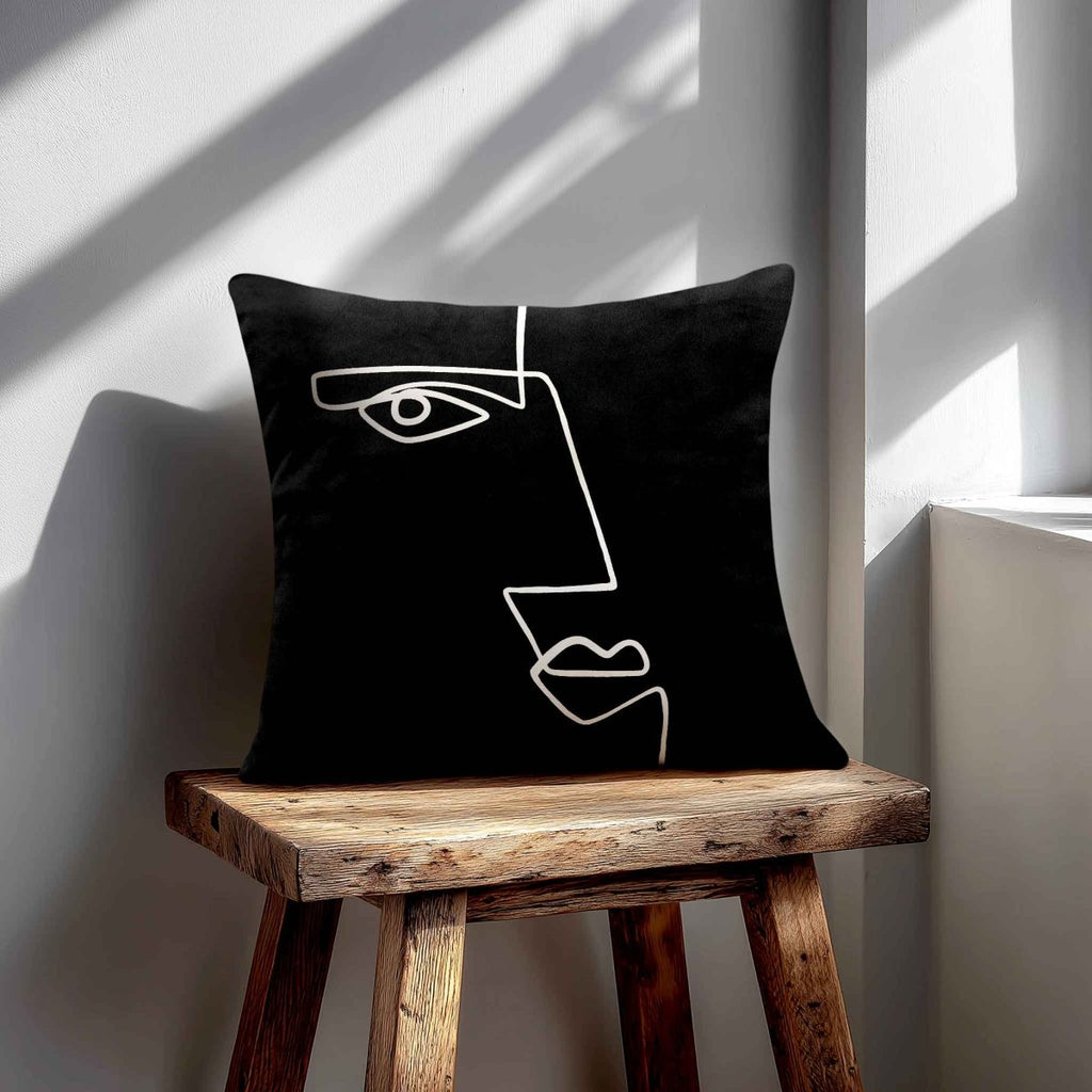 Angular Face | Sustainable Velvet Cushion - Black & White 40 x 40 cm Standard by Izabela Peters