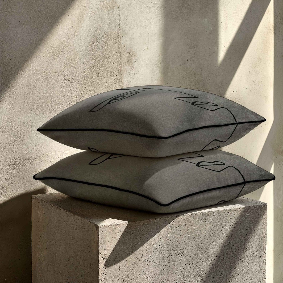Angular Face | Sustainable Velvet Cushion - Beluga 40 x 40 cm Standard by Izabela Peters