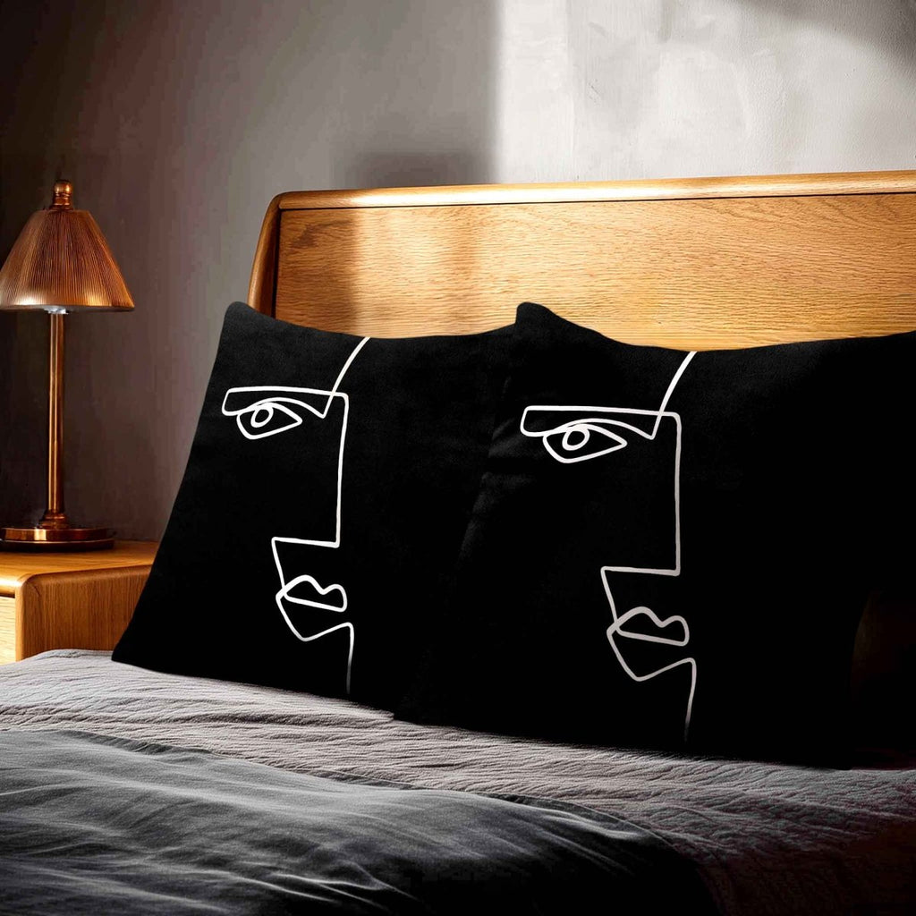 Angular Face | Sustainable Velvet Cushion - Black & White 40 x 40 cm Standard by Izabela Peters