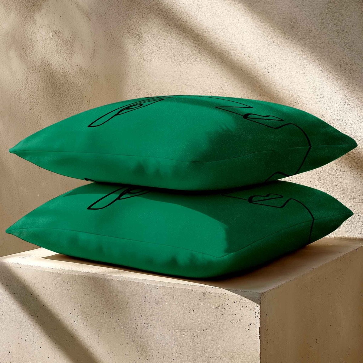 Angular Face | Sustainable Velvet Cushion - Emerald Green 40 x 40 cm Standard by Izabela Peters