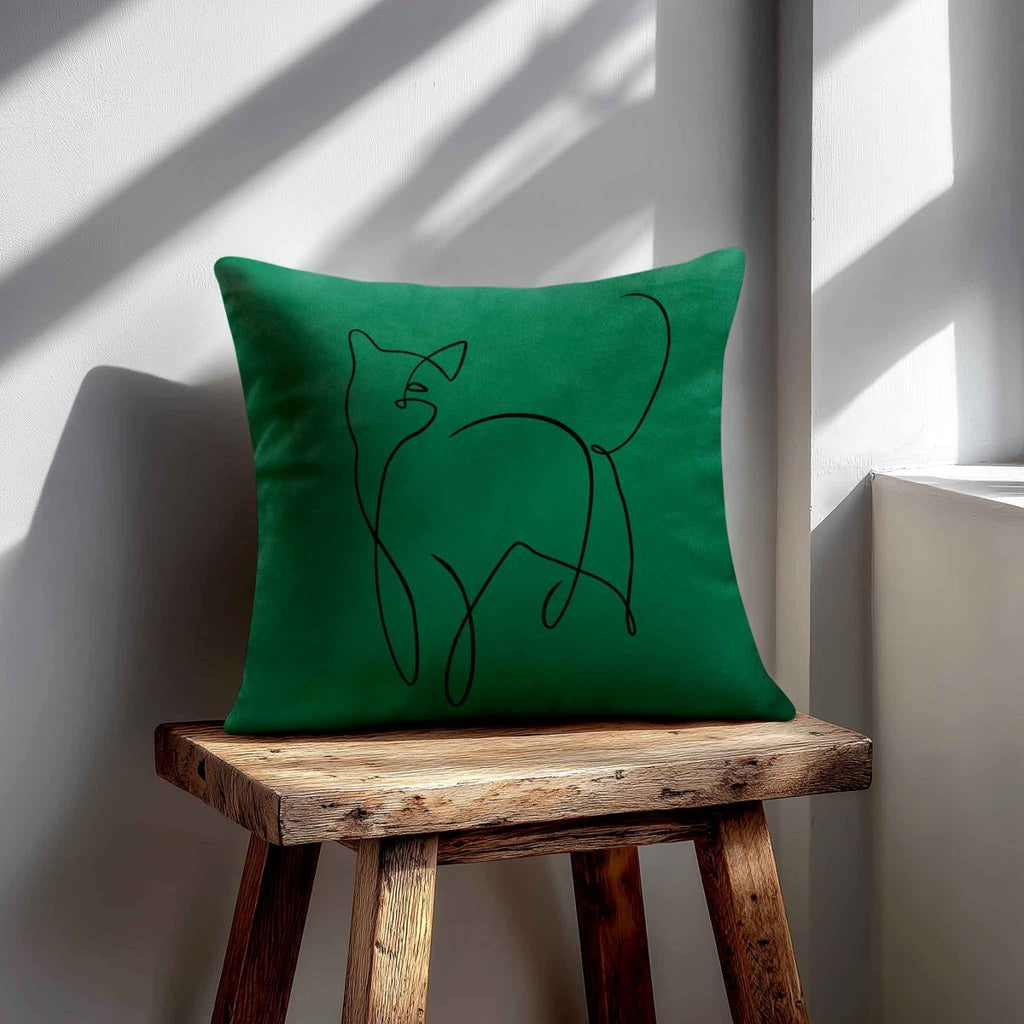 Cat | Sustainable Velvet Cushion - Emerald Green 40 x 40 cm Standard by Izabela Peters