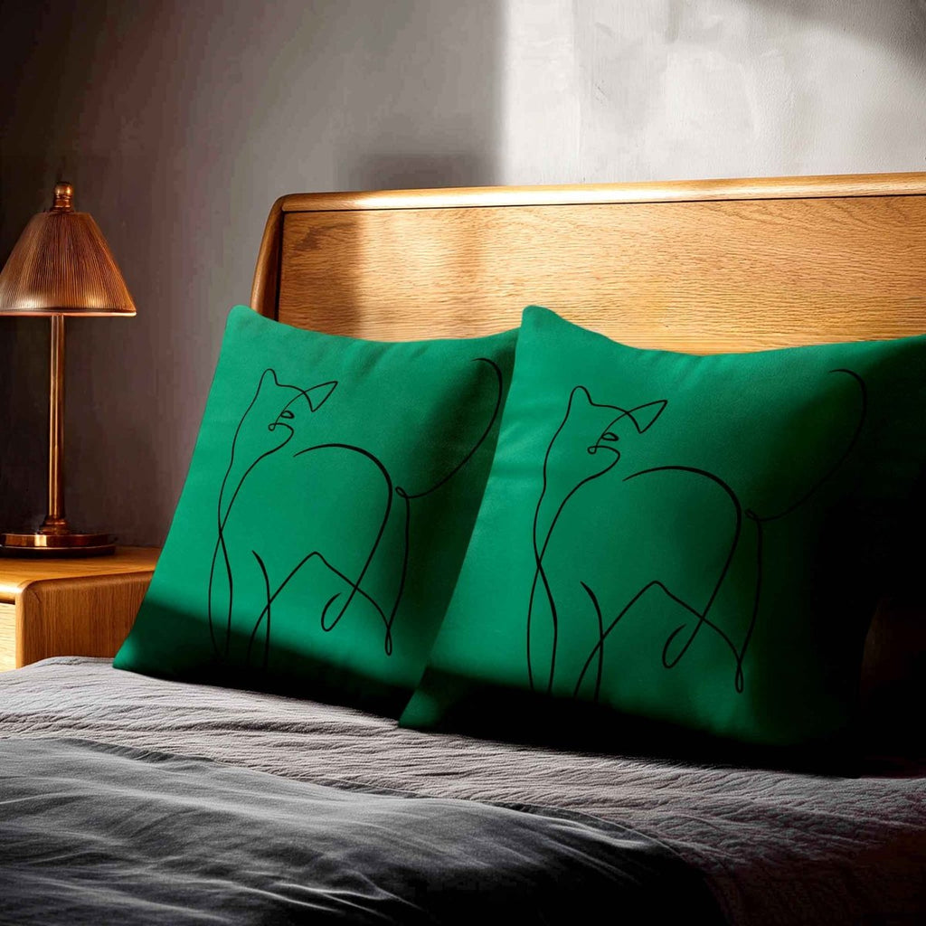 Cat | Sustainable Velvet Cushion - Emerald Green 40 x 40 cm Standard by Izabela Peters