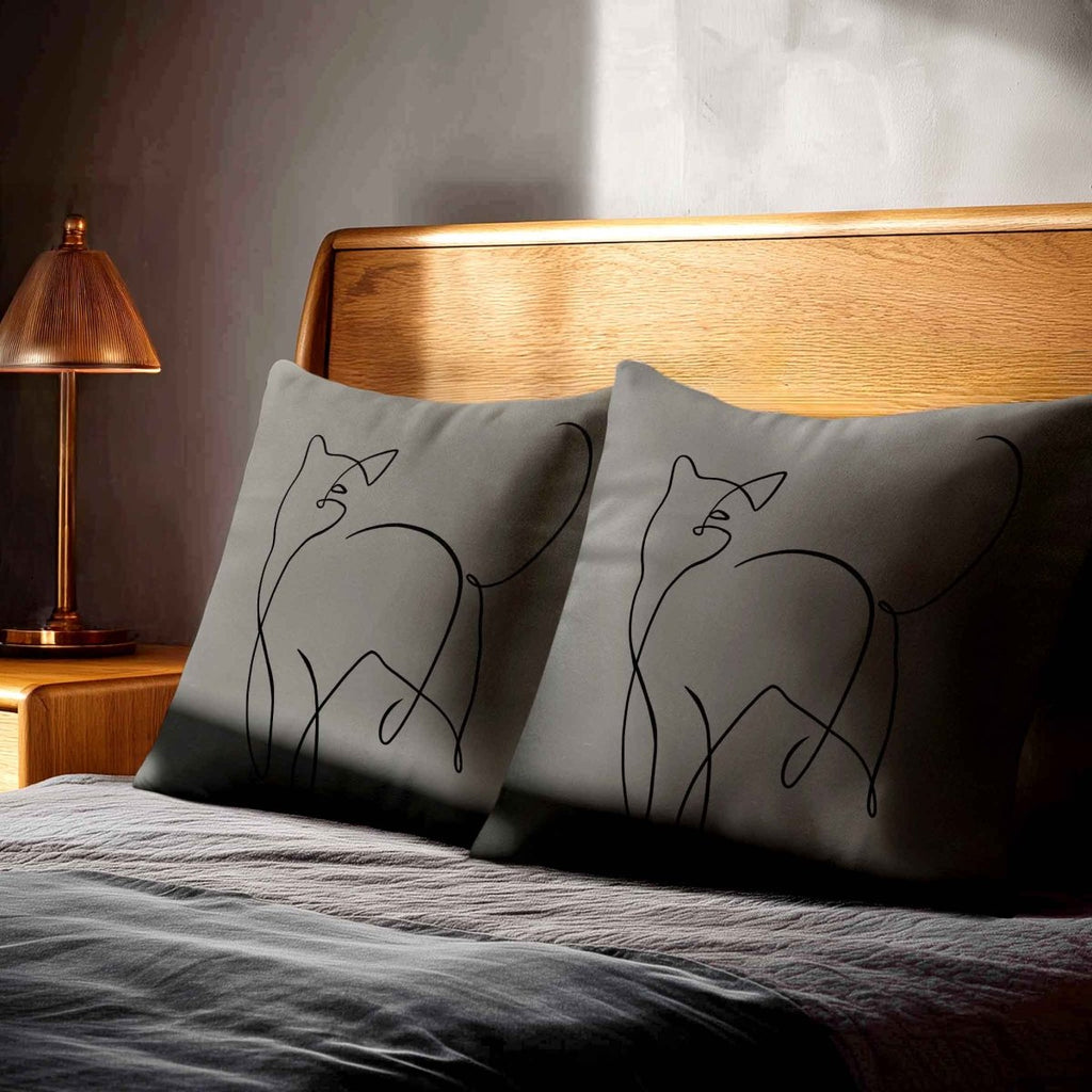 Cat | Sustainable Velvet Cushion - Beluga 40 x 40 cm Standard by Izabela Peters