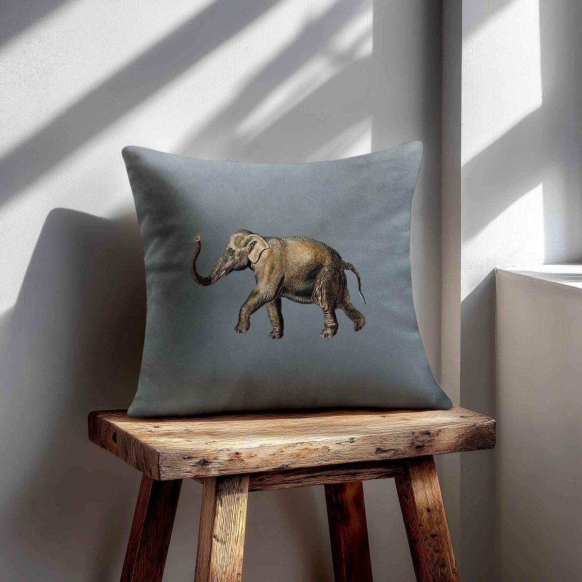 Elephant | Sustainable Velvet Cushion - French Grey 40 x 40 cm Standard by Izabela Peters