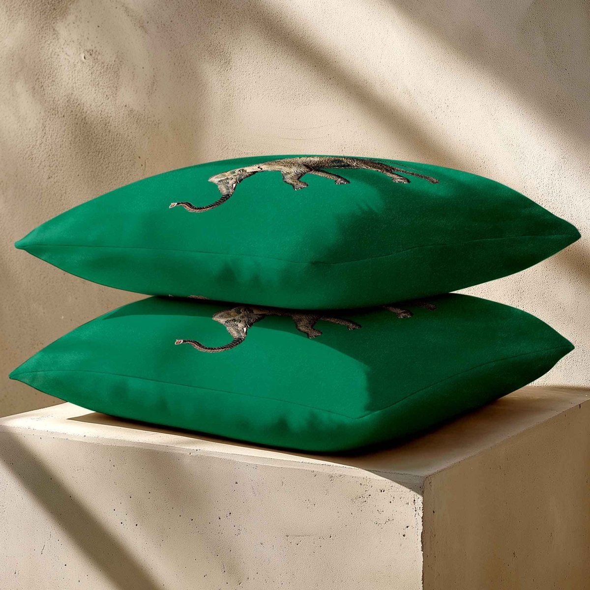 Elephant | Sustainable Velvet Cushion - Emerald Green 40 x 40 cm Standard by Izabela Peters