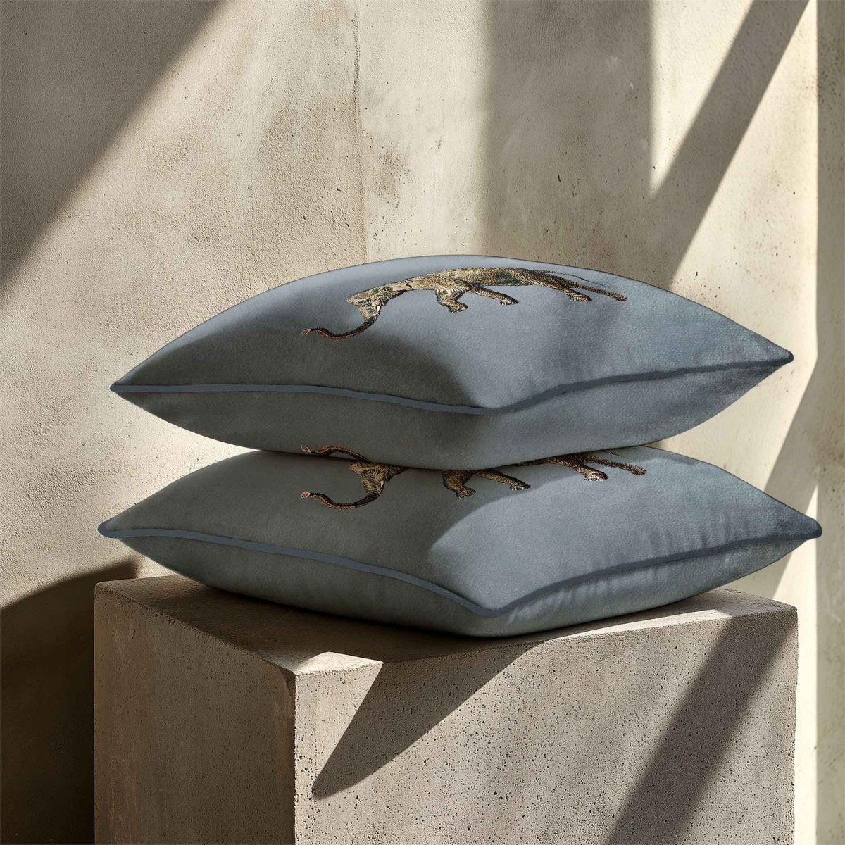 Elephant | Sustainable Velvet Cushion - French Grey 40 x 40 cm Standard by Izabela Peters