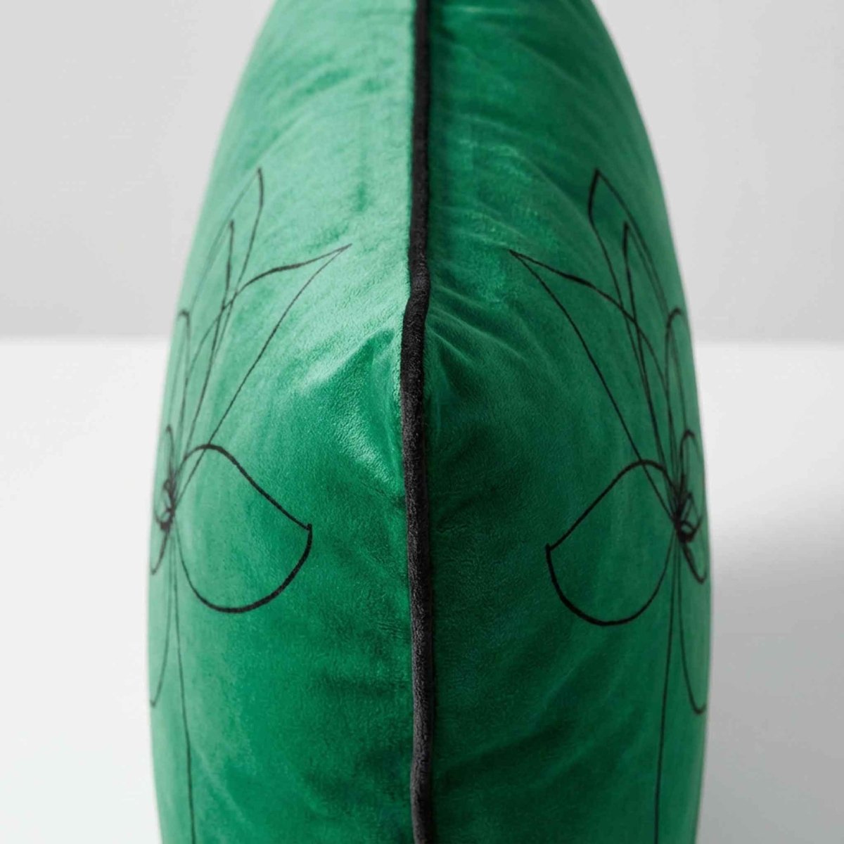 Flower | Sustainable Velvet Cushion - Emerald Green 40 x 40 cm Standard by Izabela Peters