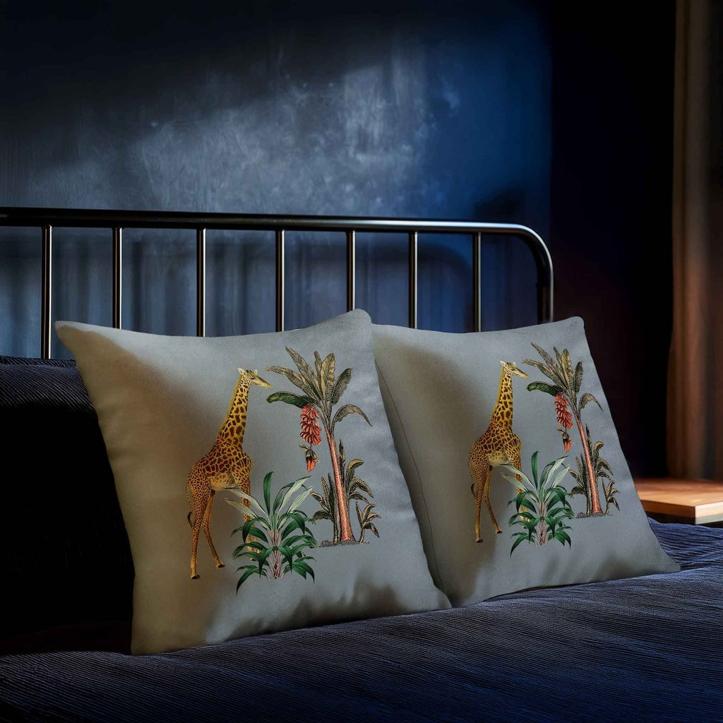Giraffe | Sustainable Velvet Cushion - French Grey 40 x 40 cm Standard by Izabela Peters