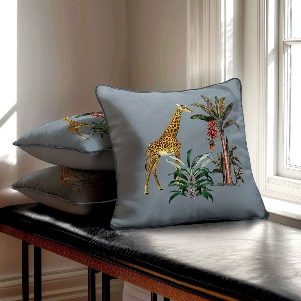 Giraffe | Sustainable Velvet Cushion - French Grey 40 x 40 cm Standard by Izabela Peters