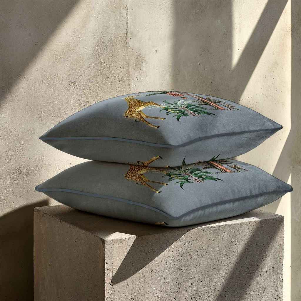 Giraffe | Sustainable Velvet Cushion - French Grey 40 x 40 cm Standard by Izabela Peters