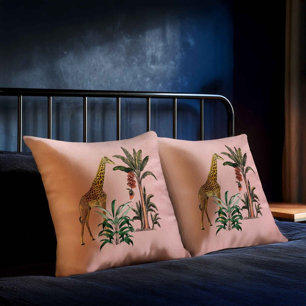Giraffe | Sustainable Velvet Cushion - Rosewater 40 x 40 cm Standard by Izabela Peters