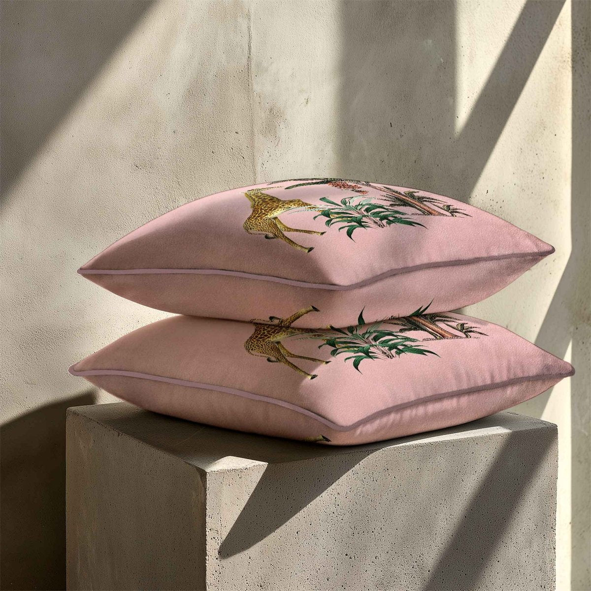 Giraffe | Sustainable Velvet Cushion - Rosewater 40 x 40 cm Standard by Izabela Peters