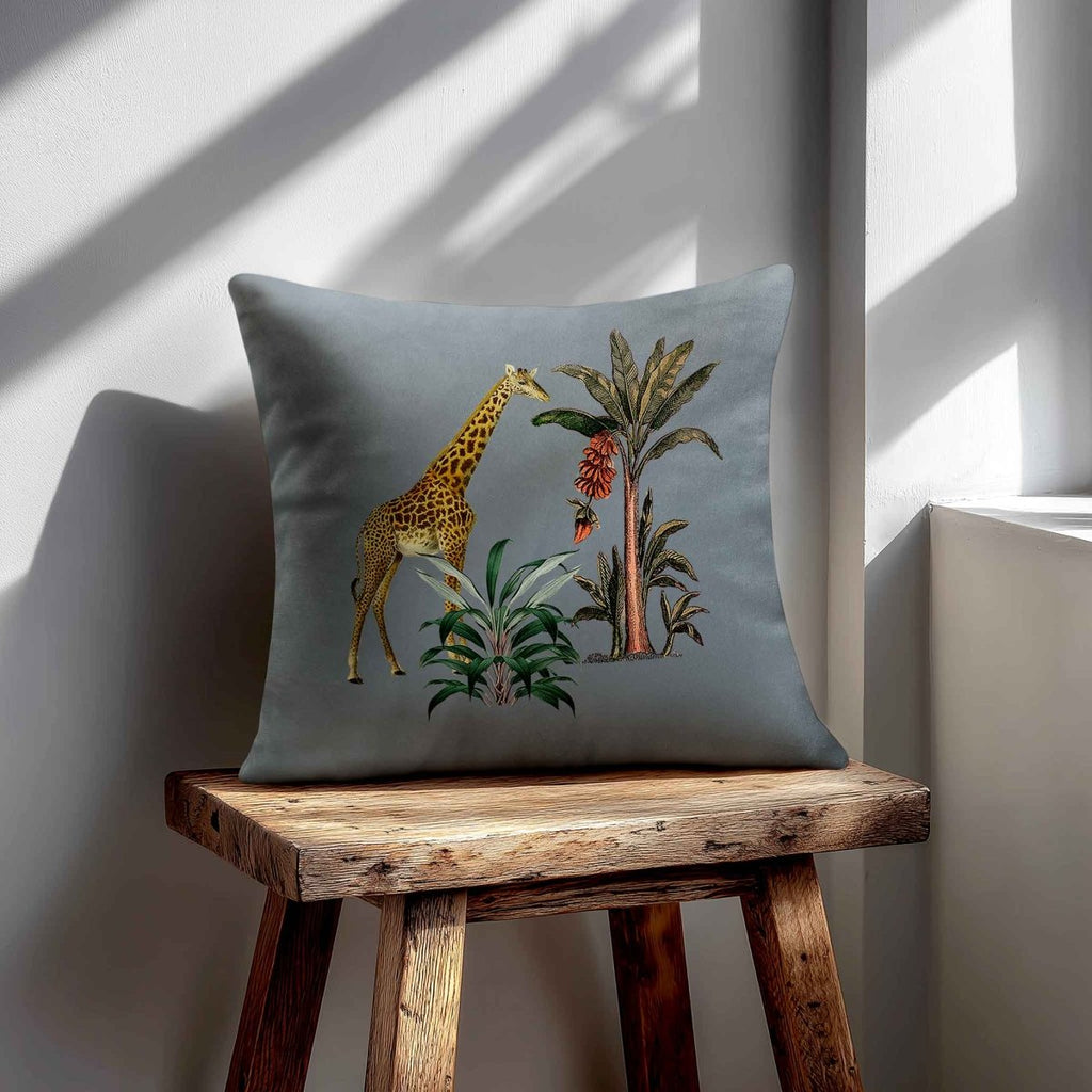 Giraffe | Sustainable Velvet Cushion - French Grey 40 x 40 cm Standard by Izabela Peters