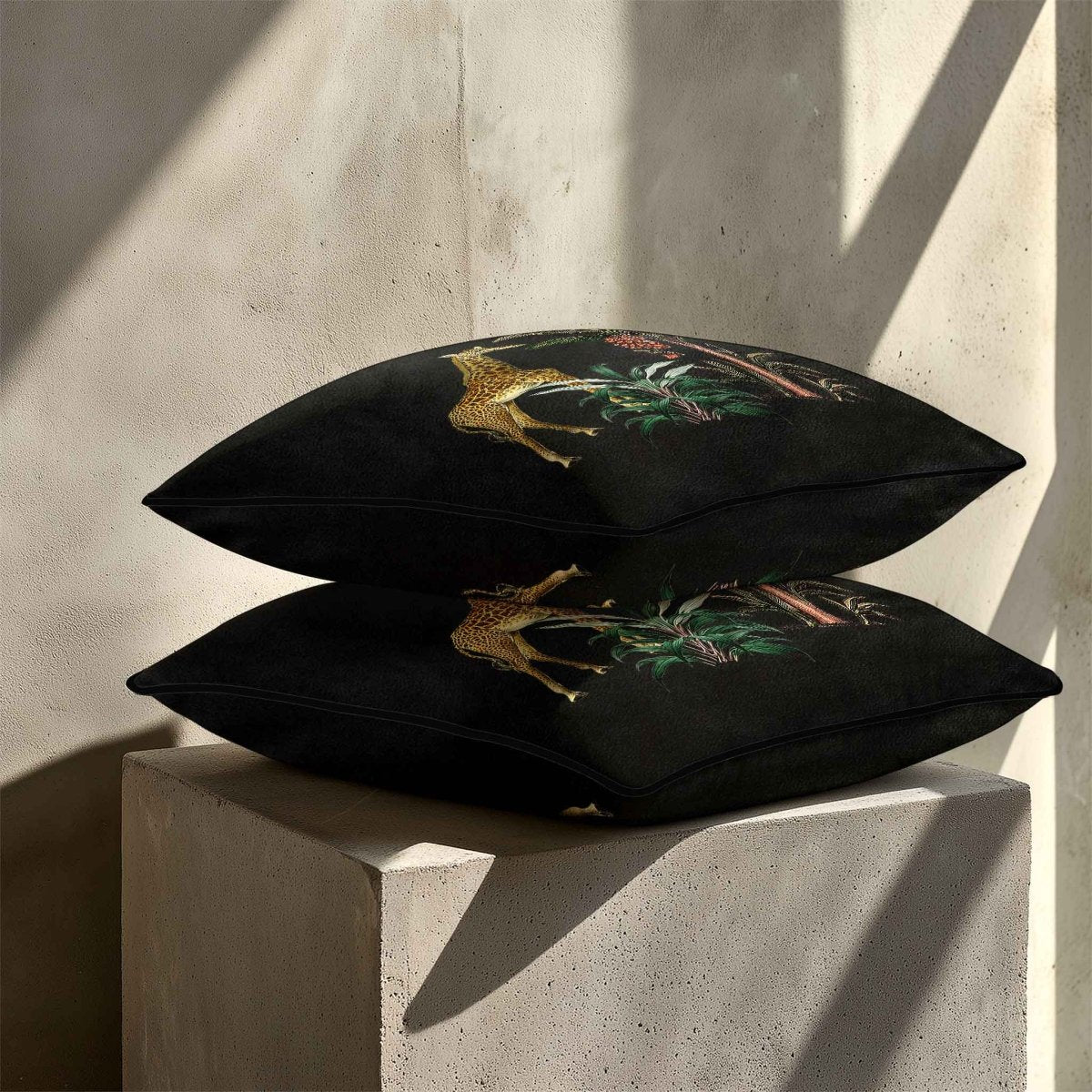 Giraffe | Sustainable Velvet Cushion - Charcoal 40 x 40 cm Standard by Izabela Peters