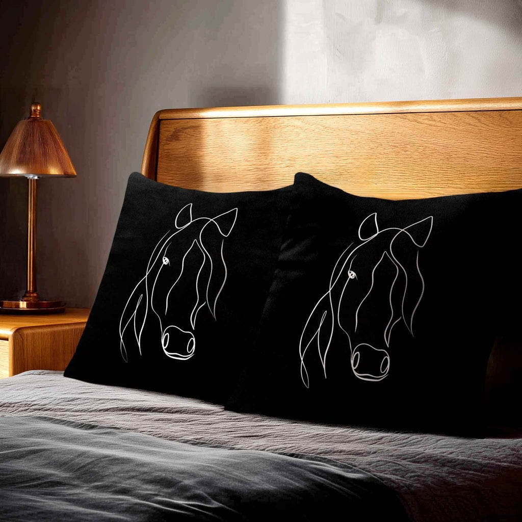 Horse | Sustainable Velvet Cushion - Black & White 40 x 40 cm Standard by Izabela Peters
