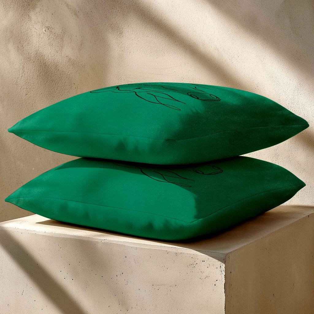 Horse | Sustainable Velvet Cushion - Emerald Green 40 x 40 cm Standard by Izabela Peters