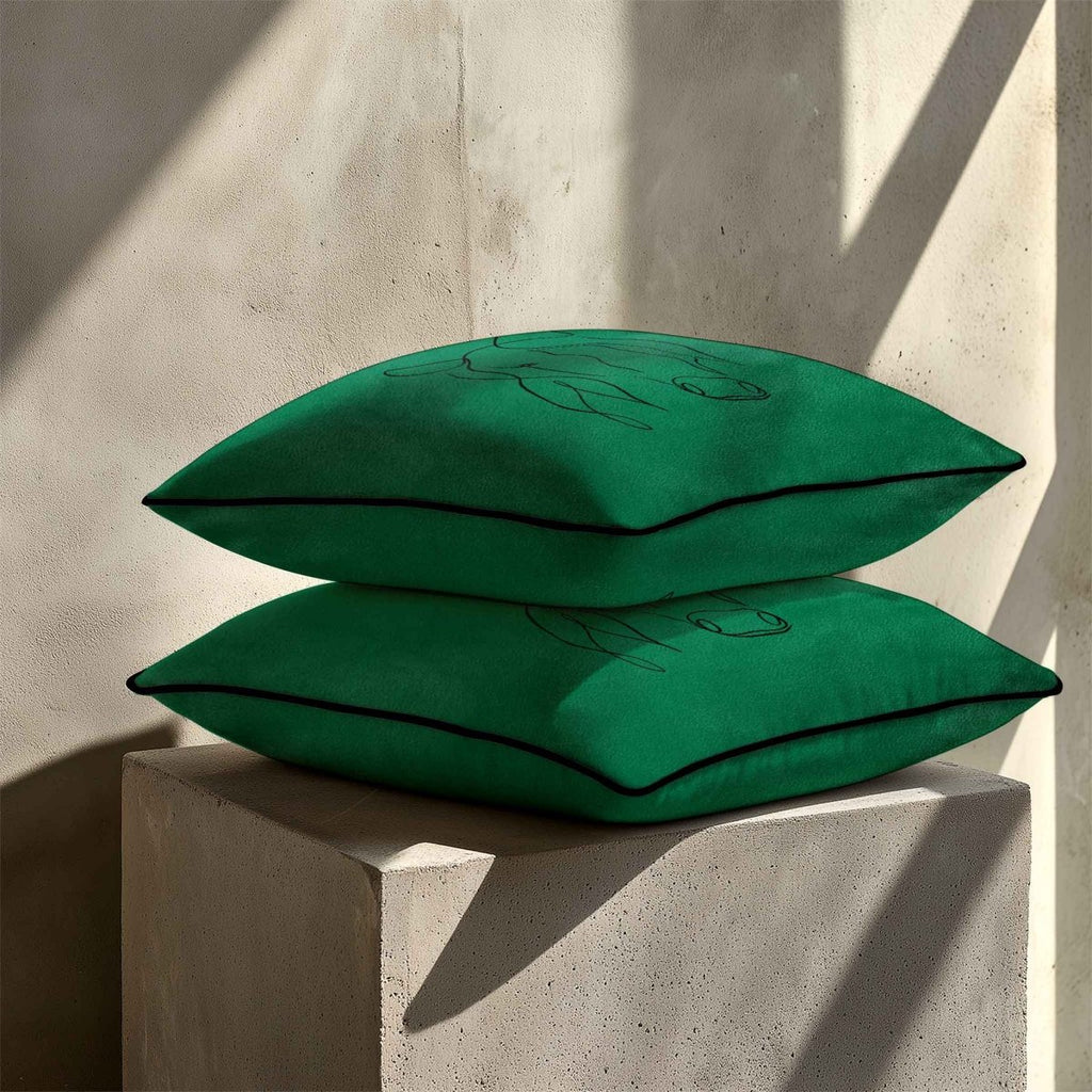 Horse | Sustainable Velvet Cushion - Emerald Green 40 x 40 cm Standard by Izabela Peters