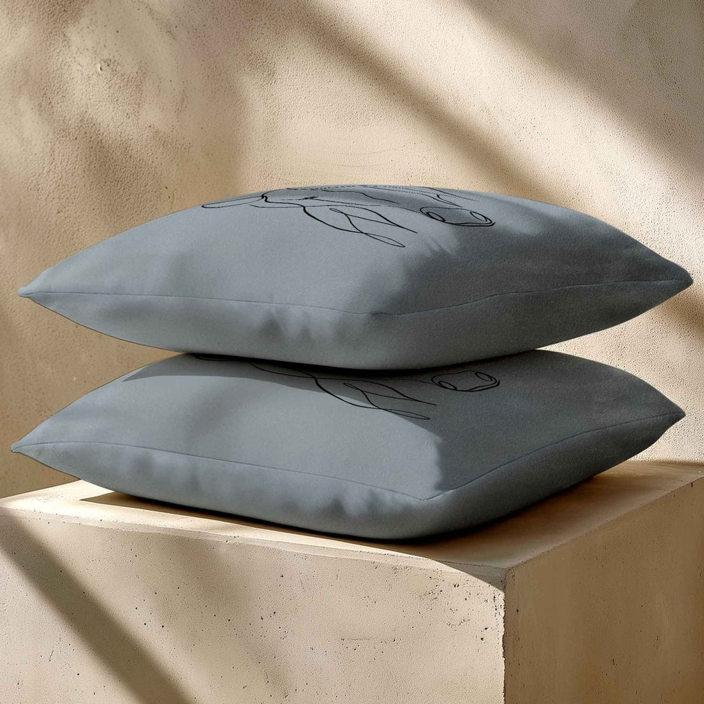 Horse | Sustainable Velvet Cushion - French Grey 40 x 40 cm Standard by Izabela Peters