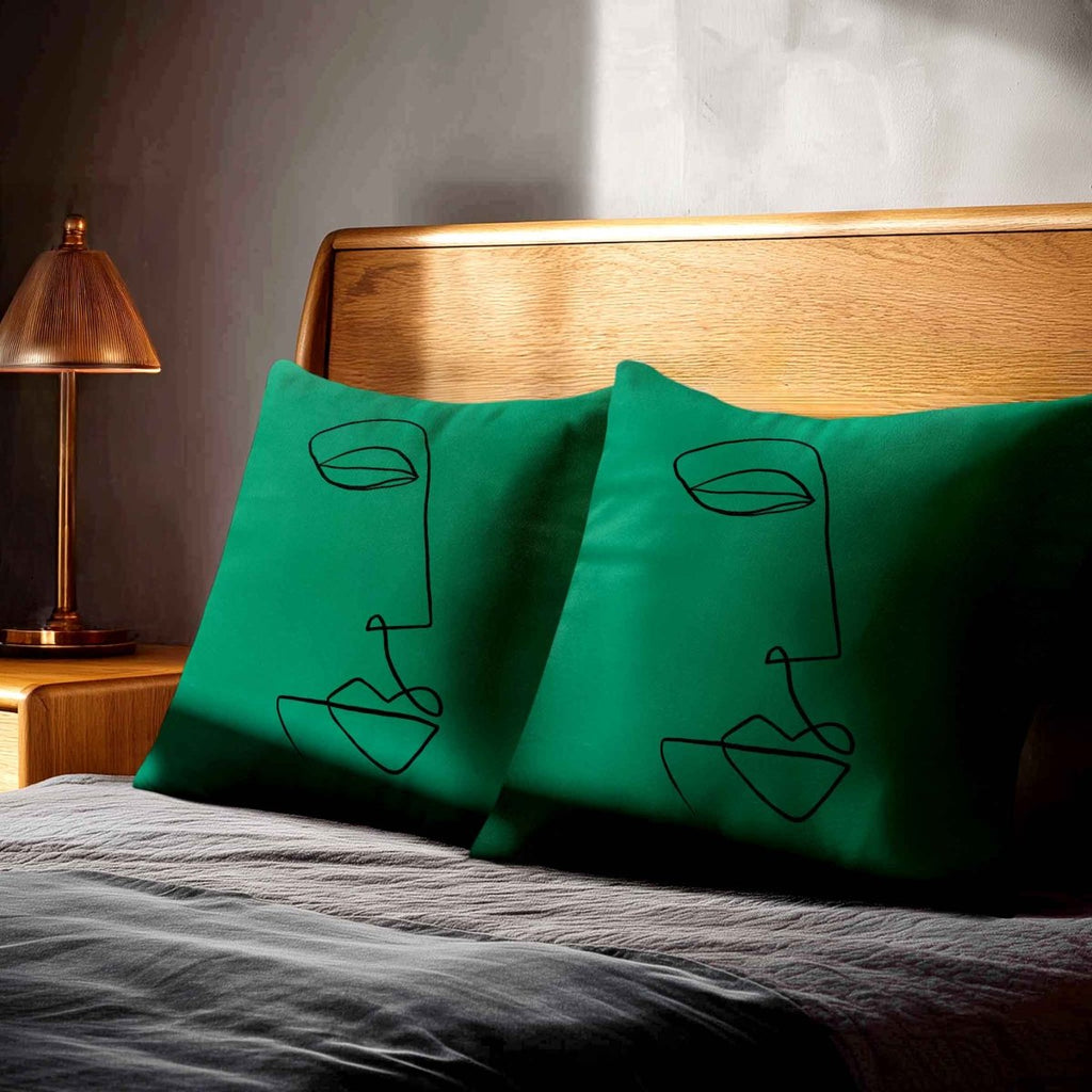 Joyful Face | Sustainable Velvet Cushion - Emerald Green 40 x 40 cm Standard by Izabela Peters