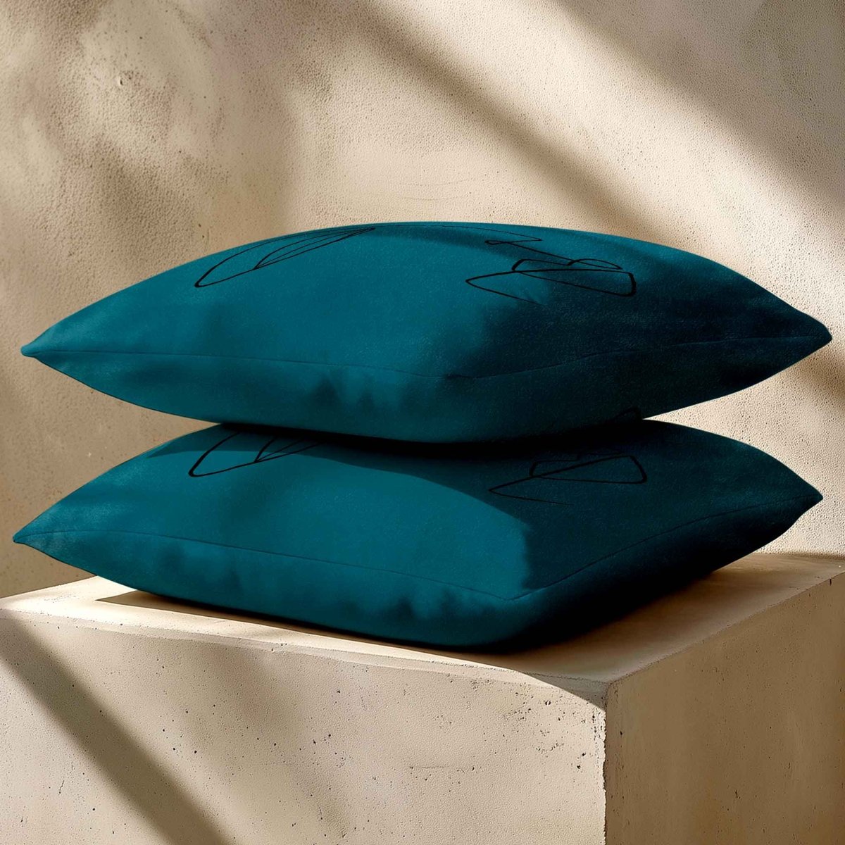Joyful Face | Sustainable Velvet Cushion - Teal 40 x 40 cm Standard by Izabela Peters