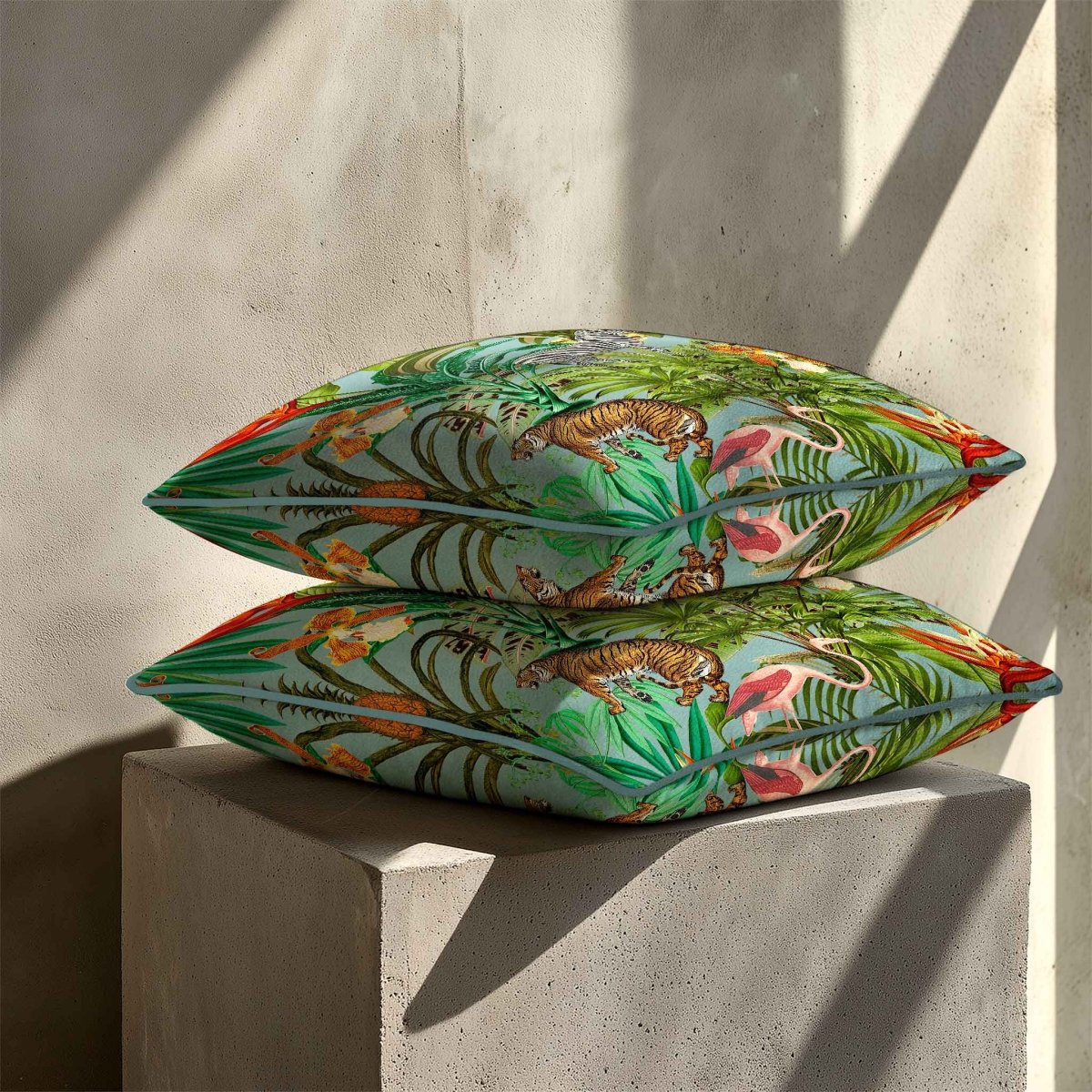 Jungle Fusion | Sustainable Velvet Cushion - Blue Surf 40 x 40 cm Piped by Izabela Peters