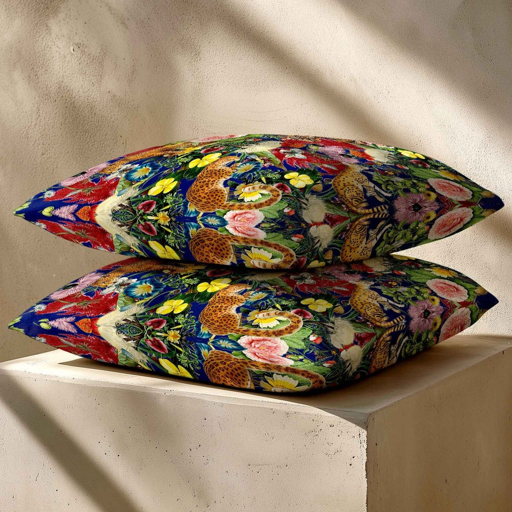 Junglescape | Sustainable Velvet Cushion - Midnight 40 x 40 cm Standard by Izabela Peters