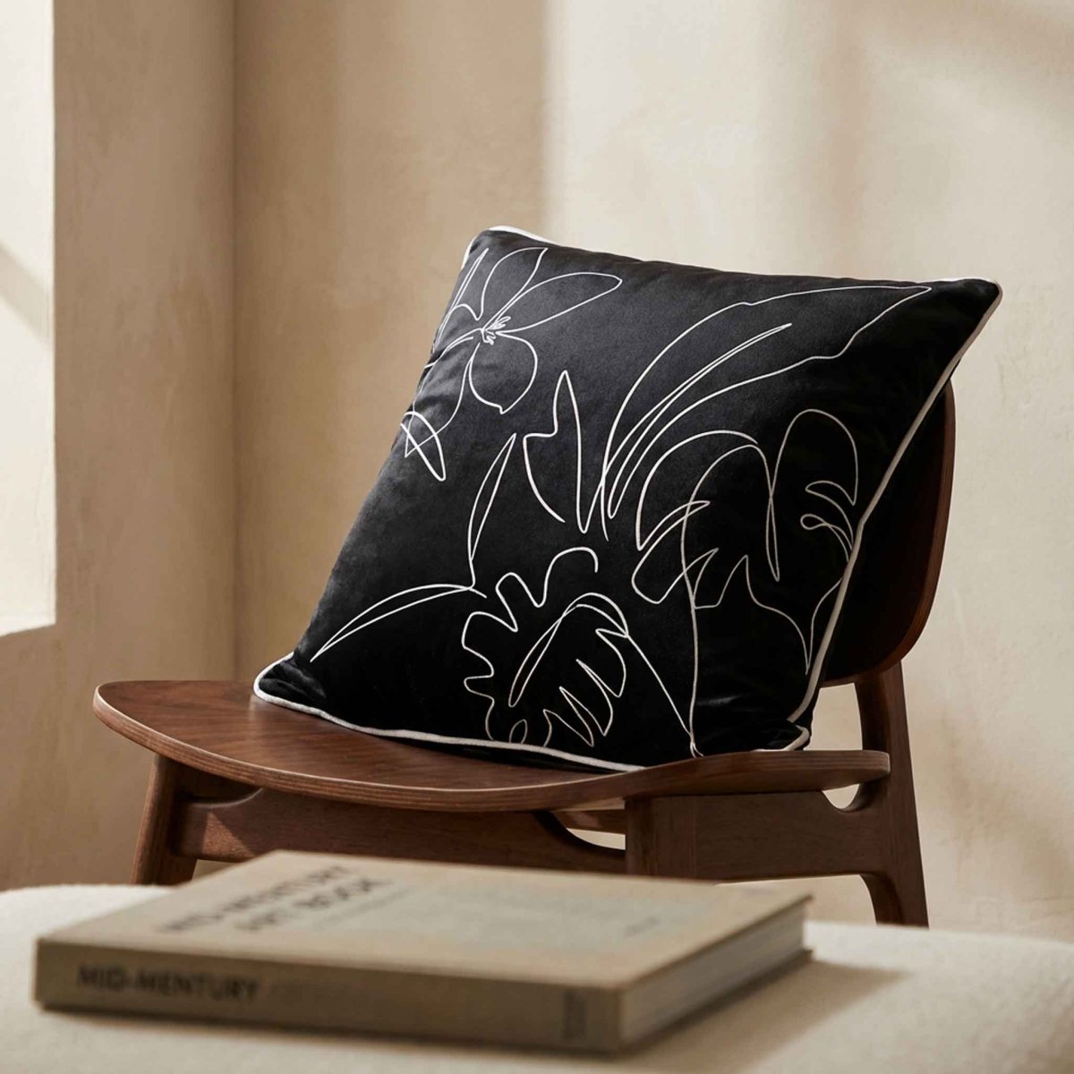 Palm and Leaves | Sustainable Velvet Cushion - Black & White 40 x 40 cm Standard by Izabela Peters